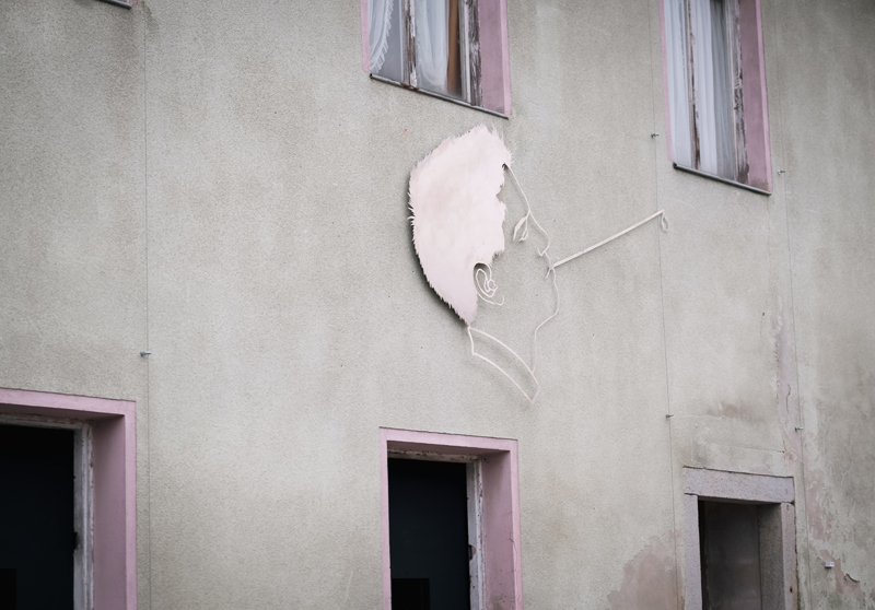 Hans Lankes "Bubble Boy" Skulptur am alten Schulhaus Ranfels